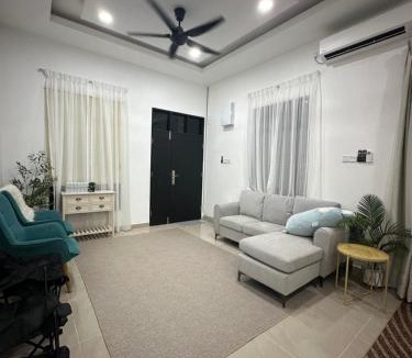 Kampung Pagar Besi House | Homestay Mochi & Moon