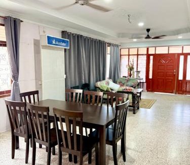 Bukit Kecil House | Warisan Timur 3BR Homestay, Kuala Terengganu bungalow