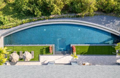 Kampung Kedawang Villa | Villa Vista - Luxury 30m Infinity Pool & Sea Views by WOW Holiday Homes