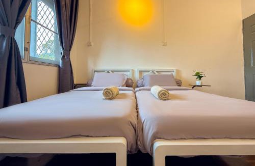 Larut House | Selly Oak Family 4BR House near Lake Garden & Zoo with Free WiFi and Netflix