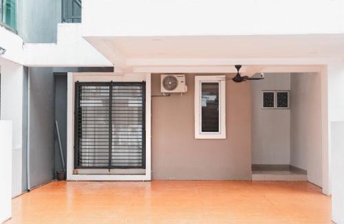 Larut Apartment | Big Terrace House for 14 Guests with Free WiFi and Netflix near Taiping Lake Garden Zoo