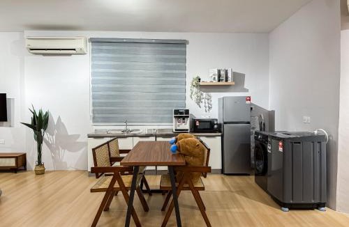 Larut House | Taiping Rain Suite Homestay near Lake Garden with Netflix WiFi