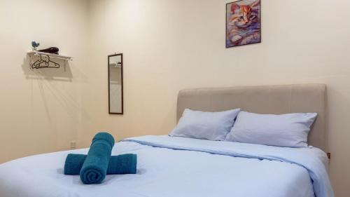 Larut Apartment | Comfy Sunset View Home with Swimming Pool & Wifi