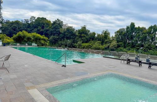 Larut Apartment | Crystal Creek Sunset Pool View Condo for 10 Guests with Free Netflix & WiFi