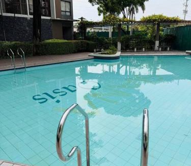 Moonwalk Apartment | Modern lounge 2BR Pool & Netflix Near airport