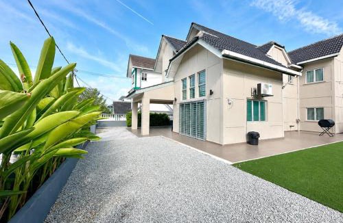 Bandar Country Homes Villa | BNB Country Homestay, Rawang - 20 pax, pool, event