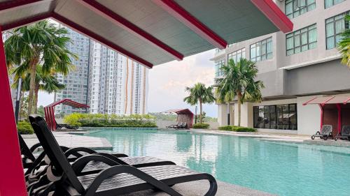 Gua Apartment | White Cozy Home for 6 Pax near IOI City Mall with Cuckoo Water & Free WiFi Netflix
