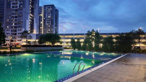 Ijok Apartment | Nawra Homestay Mus-lim Puncak Alam With Swimming Pool