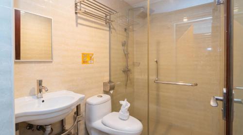 Ampang Baru Hotel | Swing & Pillows - Golden Roof Hotel Ampang, Ipoh