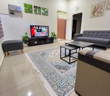 Ayer Molek House | Bukit Tenang Homestay Melaka 3 Bedrooms 2 Bathrooms
