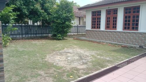 Paka House | Homestay Taman Azura 4 Bedrooms 4 AC WIFI & COWAY