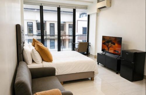 Socorro House | Resort-style home in Cubao with salt pool - Walk to Araneta