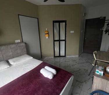 Jenjarom House | MKB Homestay - 1 X Queen Bed Studio Room with Connecting Room Capability