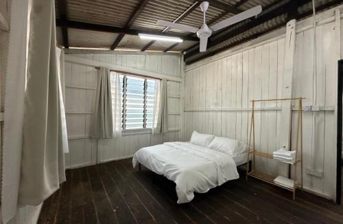 Kampung Pengkalan Maras Ski Chalet | Tube by the sea