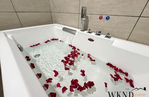 Johor Bahru Apartment | 'NEW' Molek Regency by TheWKNDspace - CozyNordicStudio with 120inch Cinema & Bathtub & 2 Queen Beds