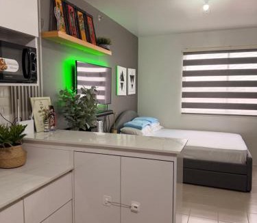 Basak Apartment | Near Mactan Airport, Pool, Fast WiFi, Netflix & Disney