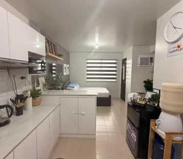Basak Apartment | Near Mactan Airport, Pool, Fast WiFi, Netflix & Disney