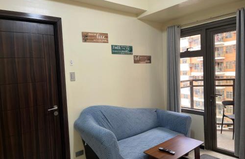 Pasay Apartment | Manila Bay Sunset Suite with Balcony, Fast WiFi, Netflix, Pool, Gym & Sauna, Near MOA, NAIA, PICC & Star City, WFH Ready