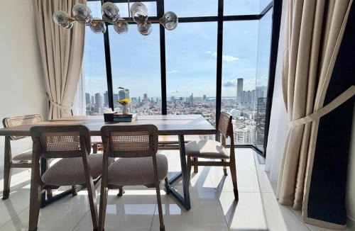 George Town Apartment | Beacon Executive Suites #Modern Chic #SkyPool #Georgetown #5pax #2BR 2bath #2Queen 1Single #Quality well maintained #Private host