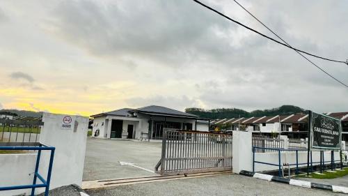 Lumut House | AliffBaTa Homestay Teluk Senangin Lumut 4BR Family Stay