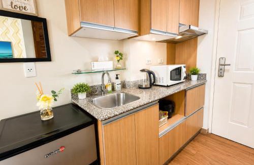Mactan Export Processing Zone Apartment | Stay & Fly at Amani Grand Resort Residences with Pool Gym Netflix Fast WiFi 3 Guests