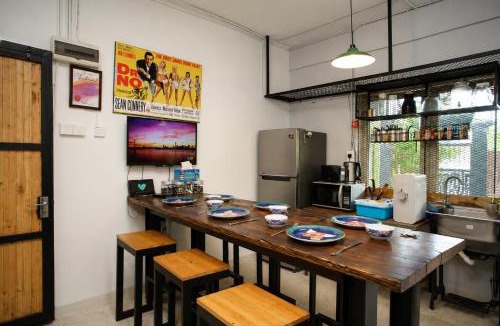 Taman Kota Laksamana House | Knocknock 70s Home 5BDR at Jonker, Free Parking