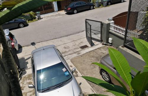 Taman Kota Laksamana House | Knocknock 70s Home 5BDR at Jonker, Free Parking