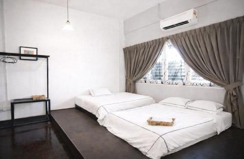 Taman Kota Laksamana House | Knocknock 70s Home 5BDR at Jonker, Free Parking