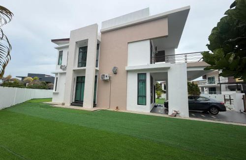Jasin Villa | Malacca ayer keroh villa 2storey ,16pax ktv pool & pool table melaka