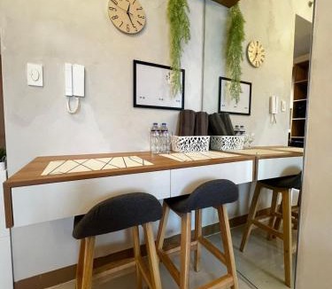 Legazpi Village Apartment | Condo in Red Residences -Self Check-in - Fast Wi-Fi