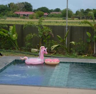Caoayan House | Minimalist Cabin with Pool 5 Mins Drive to Vigan Heritage Family &Pet-friendly