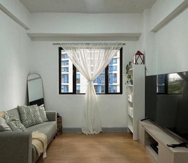 Bonifacio Global City Apartment | Cozy Urban Retreat in Burgos Circle, BGC