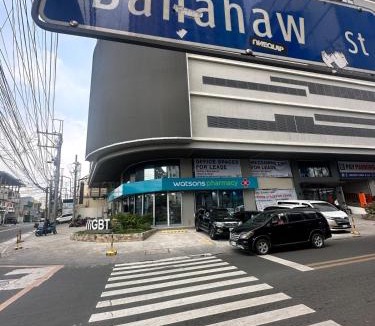 Kaunlaran Apartment | QLED 55 inch TV, 220 Mbps, Coffee Pods, King Bed 3 mins walking distance to LRT 2 station, 10 mins drive to Robinson Magnolia Mall