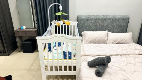 Labu Apartment | KLIA Luma Loft Homestay-Near KLIA & Sepang Circuit-3BR fully Aircond-Balcony-Fast WiFi-Netflix-2 Free Parking