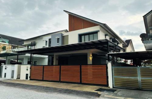 Bandar Baru Bangi House | Spacious 6BR Family Home Near Shops and Wi-Fi