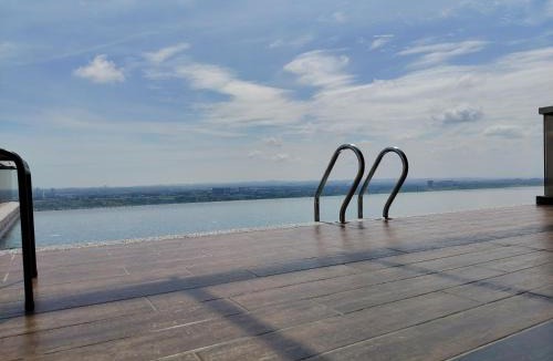 Malacca City Apartment | Infinity Pool Seaview Malacca 2-6 pax 5minJonker