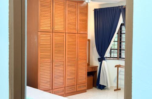 Pengkalan Aor House | Family Landed 4BR 11 Pax Free Parking and Netflix
