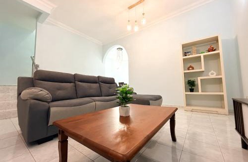 Pengkalan Aor House | Family Landed 4BR 11 Pax Free Parking and Netflix