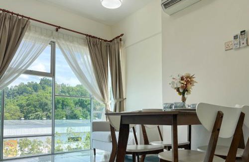 Asam Kumbang Apartment | Comfy 2BR Condo with Swimming Pool & Free WiFi Netflix near Lake Garden Zoo