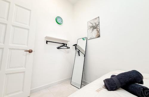 Simpang House | Black & White 3BR Landed 8 Pax with Free Netflix WiFi Coway