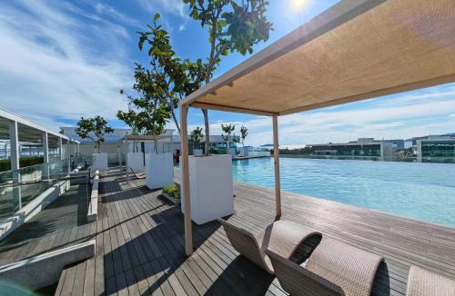 Kampung Sembulan Baru Apartment | Sutera Avenue - Sunset View Rooftop Infinity Pool Infini Stay
