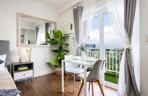 Mactan Export Processing Zone Apartment | AMANI 712B, 3 Minutes to Airport,with Gym & Pool,200mbps WiFi,Free Netflix