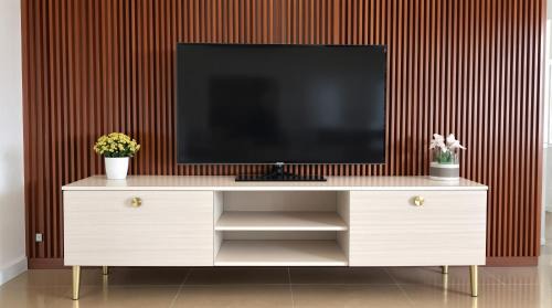 Lipa Apartment | Modern Cozy Home Near The Farm at San Benito