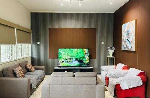 Malacca City House | A Classic Heritage Mansion in the Heart of Melaka, Max 12 Pax, Park 6 Cars, Walk to Local Nyonya Restaurants & Tourist Site, COMFY HILL 2