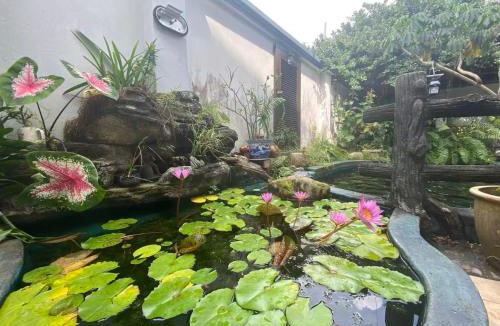 Taman Pelangi House | 家庭房Family rooms for 4 to 5 people with a terrace are located near KSL Shopping Centre and Palaz Pelangi adjacent to the Johor-Singapore First Link The room is equipped with one 190cm king bed and two 120cm single beds Free pick up and drop off