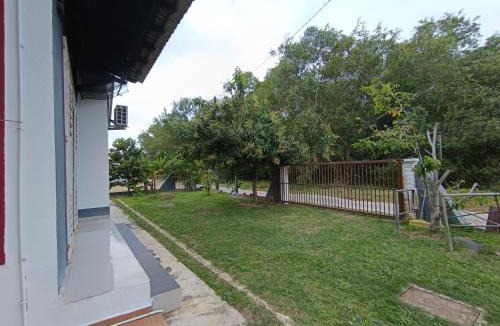 Kampung Pagar Besi House | NikNa Homestay Batu Rakit - WIFI Netflix