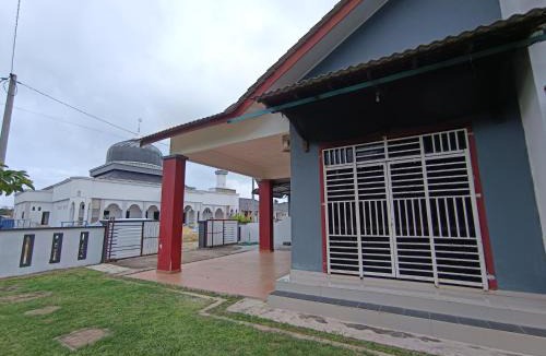 Kampung Pagar Besi House | NikNa Homestay Batu Rakit - WIFI Netflix