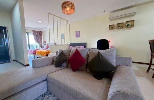 Seri Tanjung Pinang Apartment | Landmark Seaview Cozy Family Suite with Balcony 6 Pax
