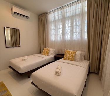 Batu Ferringhi Hotel | Sunset Beach Retreat & Beach Bistro