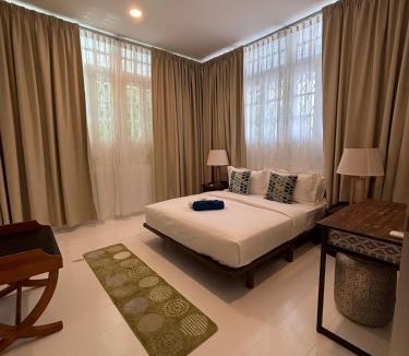 Batu Ferringhi Hotel | Sunset Beach Retreat & Beach Bistro